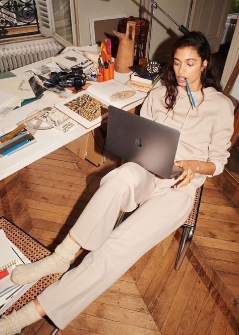 Cool Business Photoshoot, Using Laptop Photography, Aesthetic Business Women, Own Business Aesthetic, Business Woman Photoshoot, Comfy Lifestyle, Brand Inspiration Board, Aesthetic Business, The Sartorialist