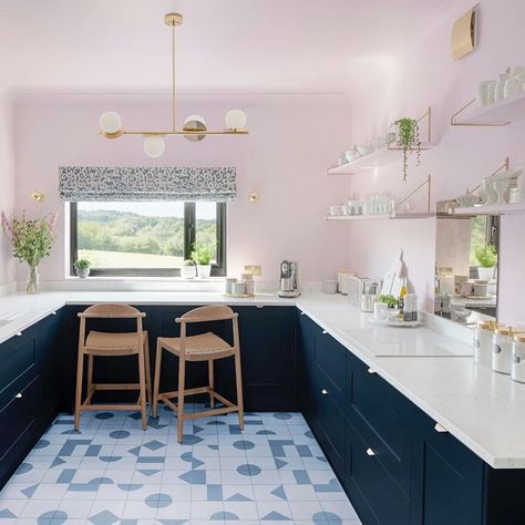 Howdens on Instagram: “Don't be afraid to mix and match colours in your kitchen. 💙💗 Our Chelford Navy goes perfectly with the pink walls in this colourful and…” Pink Kitchen Walls, Navy Kitchen Cabinets, Sophie Robinson, Navy Kitchen, Bespoke Kitchen Design, Blue Kitchen Cabinets, Kitchen Walls, Geometric Floor, House Makeover