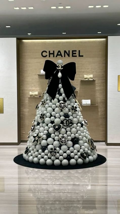 Chanel Christmas Window, Channel Christmas Tree, Coco Chanel Christmas Tree, Chanel Tree Christmas, Christmas Boutique Ideas, Chanel Christmas Tree, Kristina Core, Chanel Christmas, Glam Christmas