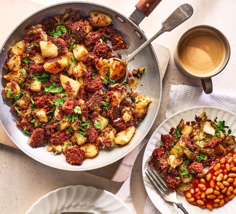 Corned beef hash Roast Sides, Beef Hash Recipe, Corned Beef Hash Recipe, Canned Corned Beef, Corn Beef, Beans On Toast, Course Ideas, Simple Lunch, Hash Recipe