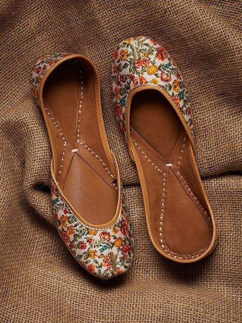 Khusa Design Simple, Punjabi Accessories, Sketches Shoes, Pakistani Shoes, Desi Vibes, Fancy Sandals, Punjabi Jutti, Long Kurti, Flowery Wallpaper