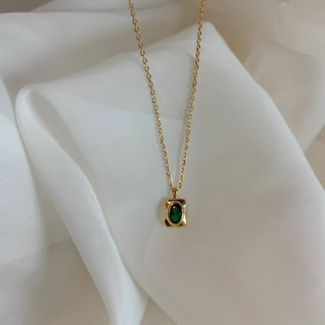 Gold Necklace With Green Stone, Modern Gold Necklace, Emerald Gold Necklace, Gold Necklace With Pendant, Gemstones Necklaces, Good Necklace, Best Necklace, Ancient Kings, Gold Gemstone Necklace