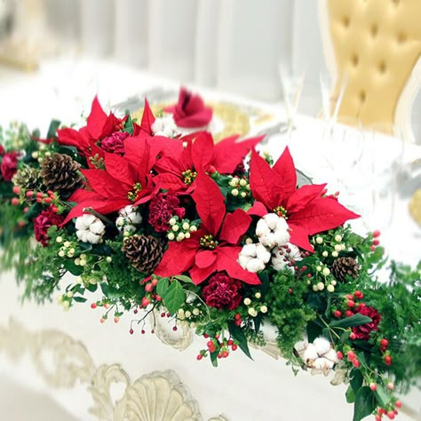 Poinsettia Wedding Centerpiece, Xmas Wedding Ideas, Diy Winter Wedding, Christmas Florals, Christmas Wedding Decorations, Christmas Bouquet, Diy Winter, Christmas Floral Arrangements, December Wedding