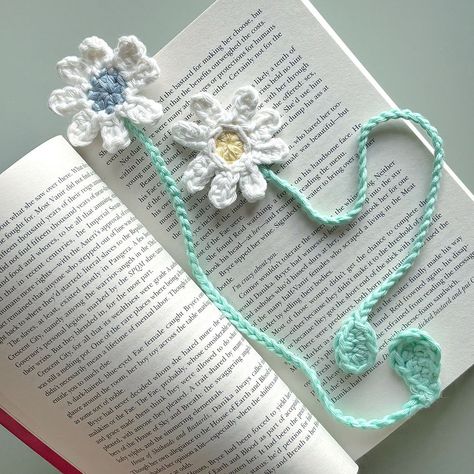 Daisy Delight Bookmark - Free Pattern Pretty Accessories, Kindle Sleeve, Flower Bookmark, Pop Socket, Crochet Accessories, The Pretty, Yarn Crafts, Fabric Crafts, Crochet Projects