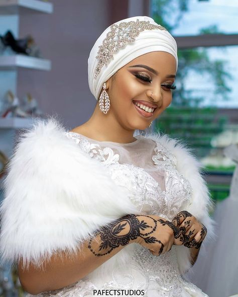 Africa's #1 Event Stream Tv on Instagram: “Shoo Pretty ❤ Dress, accessories @weaccessorizebridals . . . . . . www.ovationpin.com @ovationpin #ovationpin #weddingdigestnaija…” African Head Dress, African Wedding Attire, Bridal Hijab, African Traditional Wedding, Head Wrap Styles, Hair Wrap Scarf, Curls Hairstyles, Hair Scarf Styles, Mode Turban