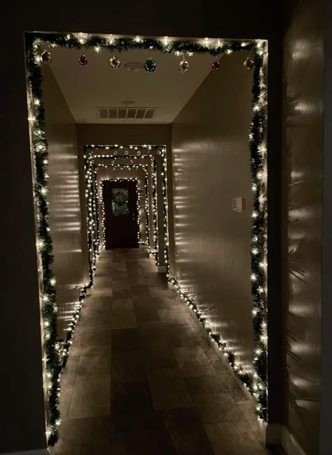 Christmas Decorating Hallway, Home Diy Christmas Decorations, Christmas Bedroom Doors, Hallway Christmas Decorating Ideas Home, Narrow Hallway Christmas Decor, Living Room Inspiration Christmas, Inside House Christmas Decorations, Behind Tv Christmas Decor, Hallway Holiday Decor