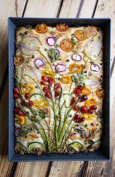 Garden Focaccia, Focaccia Dough, Focaccia Art, Homemade Focaccia Bread, Bread Toppings, Focaccia Bread Recipe, Pizza Art, Sweet Bell Peppers, Bread Art