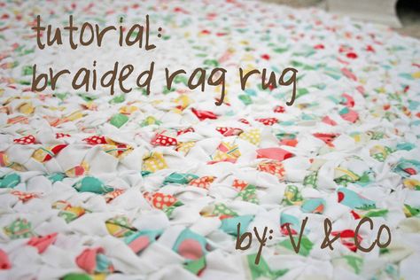 26 Super Easy DIY Rug Tutorials For Your Home Braided Rag Rug Tutorial, Diy Rug Tutorial, Rag Rug Tutorial, Moda Bake Shop, Braided Rag Rugs, Rug Tutorial, Diy Rug, Bake Shop, Crochet Rug