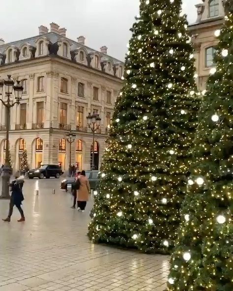 EUROPE on Instagram: “🎄 35 Days until Christmas!🎄 😍Follow @best.europe.photos 😍 •videoby @annayakovleva_com #paris #parisianstyle #france” Paris In Christmas, Christmas In Paris Aesthetic, New York City Vacation, Winter Bucket List, Europe Photos, Emotional Photography, Days Until Christmas, Christmas Scenes, Celebrate Christmas