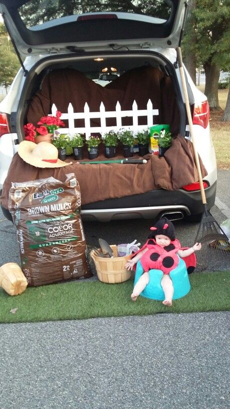 Garden Trunk or Treat Garden Trunk Or Treat, Brown Mulch, Butterfly Halloween, Fall Carnival, Hamster Wheel, Nightmare Before Christmas Halloween, Fall Fest, Bee Cards, Treat Ideas