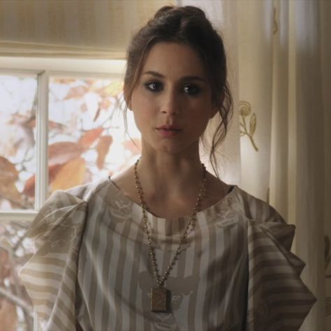 Spencer Hastings Season 1, Spencer Hastings Hair, Spencer Hastings Icons, Spencer Hastings Aesthetic, Pretty Little Liars Cast, Pretty Little Liars Aesthetic, Spencer Hastings Outfits, Spencer Hastings Style, Troian Bellisario