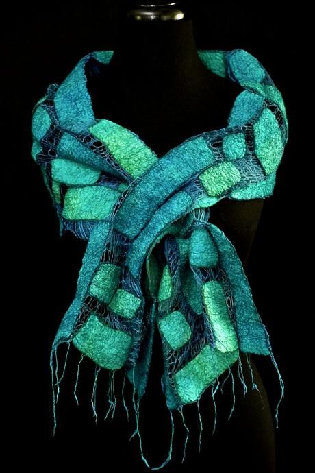 Shibori Dyeing, Japanese Shibori, Wearable Art Clothing, Felt Fashion, Wool Felt Projects, Wet Felting Projects, Nuno Felt Scarf, Felting Wool, Shibori Dye