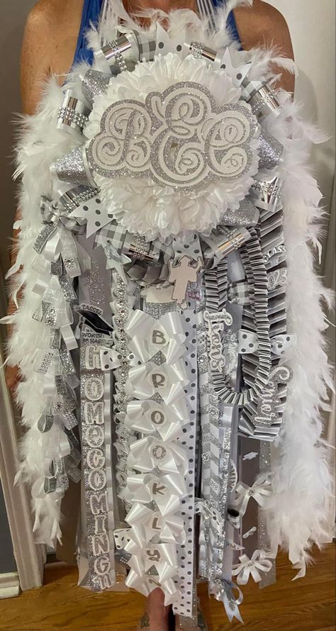 Overall Homecoming Ideas, Senior Mums Homecoming White, Homecoming Mum With Feathers, Two Flower Homecoming Mums, Western Theme Homecoming Mums, Graduation Teddy Bear, Unique Homecoming Mums, Garder Mum Homecoming, Senior Year Fun