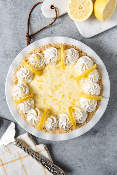 An image of an entire no-bake lemon cream pie decorated with swirls of whipped cream and lemon wedges. Lemon Pie Recipe Condensed Milk, No Bake Lemon Pie, Lemon Chiffon Pie, Lemon Sour Cream Pie, Lemon Icebox Pie, Lemon Pie Recipe, Lemon Treats, Icebox Pie, Frozen Pie