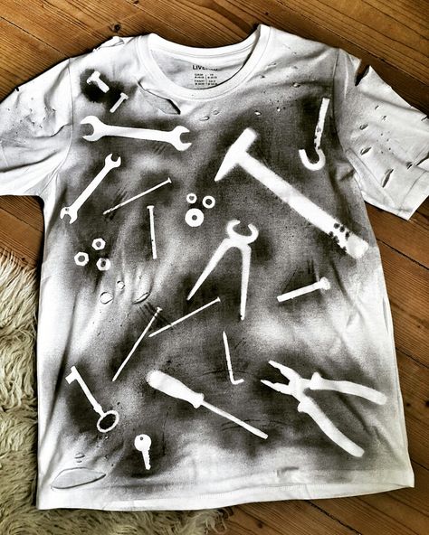 Destroyed tshirt Graffiti Clothes Diy, T Shirt Bleaching Ideas, Airbrush Clothes, Distressed Tshirt Diy, Bleach Shirt Diy, Bleaching Clothes, Punk Fashion Diy, Diy Tie Dye Designs, Diy Projects Gifts