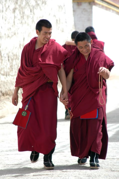 monges tibetanos Tibetan Clothing, Fish Fashion, Buddha Painting Canvas, Tibetan Monk, Native Wears, Buddhist Monks, Buddhist Philosophy, Kuan Yin, Kwan Yin