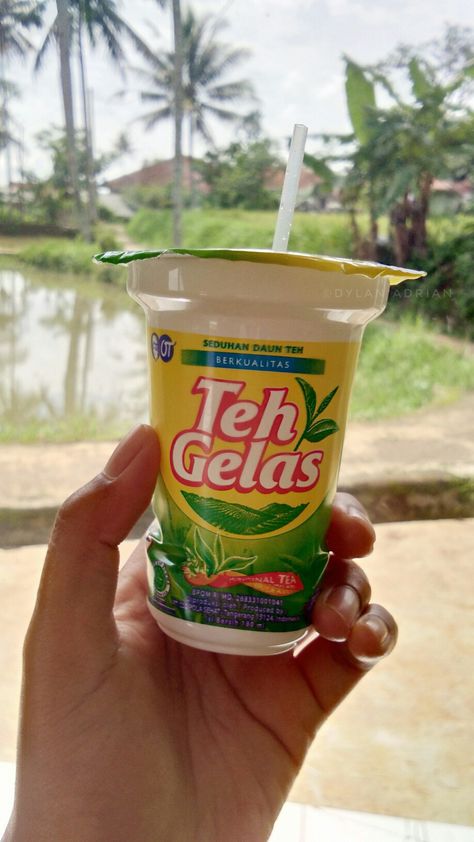 #tea #tehgelas #indonesia #minum #drink Ben And Jerrys, Ben And Jerrys Ice Cream, Soft Drinks, Pretty Food, Anime Kawaii, Chip Bag, Tea Cup, Product Design, Snack Recipes