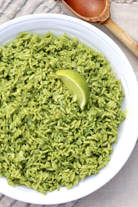 Green RIce－Bursting with flavor and good-for-you ingredients, this colorful rice complements any basic protein and a wide variety of Latin, Asian and African dishes. Rainbow Eating, Green Rice Recipe, African Meals, Pantry Meals, African Dishes, Cilantro Rice, Food Kiosk, Green Rice, Food Innovation