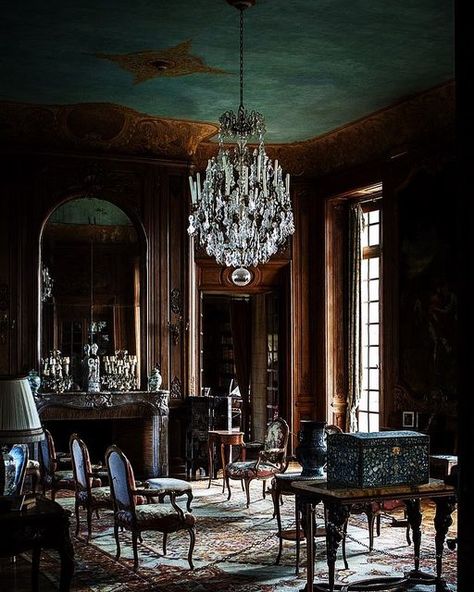 French Castle Interior, Old English Manor, French Country Chateau, Baroque Interior Design, Chateaux Interiors, French Country Living Room, Castles Interior, Style Baroque, Chateau France