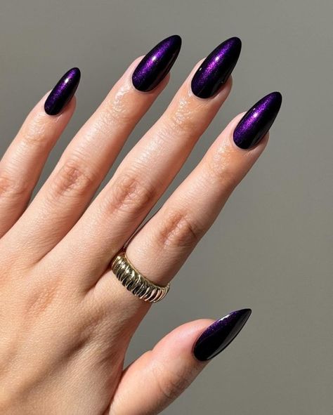 Smalto viola scuro, chiaro, pastello: 13(+1) foto per unghie super cool 💜 Dark Purple Stiletto Nails, Dark Purple Nails Designs, Dark Purple Chrome Nails, Purple Stiletto Nails, Purple Chrome Nails, Dark Purple Nails, Purple Nail Designs, Nails Design Ideas, Makeup Help