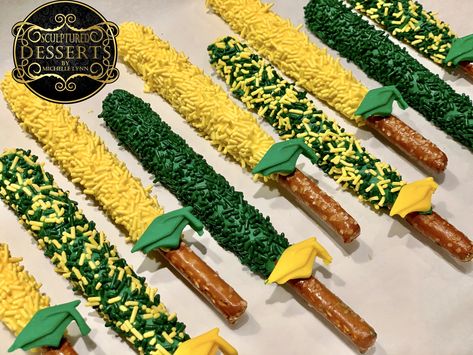 Graduation Pretzel Rods, Graduation Rice Krispie Treats, Pretzel Ideas, Chocolate Covered Pretzels Recipe, Graduation Treats, Dipped Pretzels, Chocolate Dipped Pretzels, Krispy Treats, Pretzel Dip