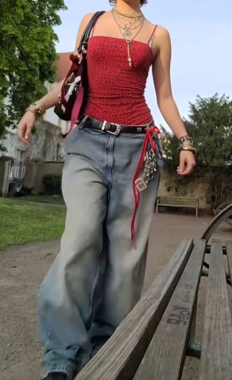 Belt Looks Outfit, Baggy Jean Summer Outfit, Outfits Ideas Baggy Jeans, Baggy Jeans Fitted Top Outfit, Tube Top And Baggy Jeans, 2000s Tube Top Outfit, Baggy Jeans Belt Outfit, Tube Top Baggy Jeans, How To Wear A Tube Top