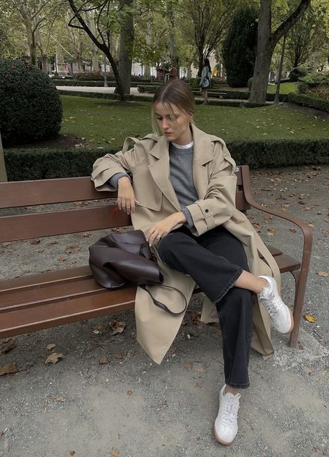 Coated Jeans Outfit, Levis 501 Outfit, 501 Outfit, Parisian Style Winter, Trench Outfit, Loafers Outfit, Trench Coat Outfit, Coat Outfit, Brown Coat