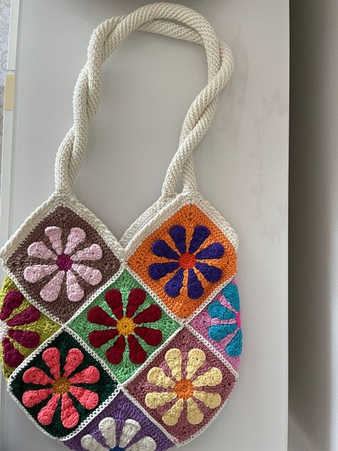 Crochet Daisy Bag Pattern, Granny Square Flower Bag, Crochet Daisy Bag, Whoopsie Daisy, Crochet Pins, Sac Granny Square, Daisy Bags, Confection Au Crochet, Granny Square Bag