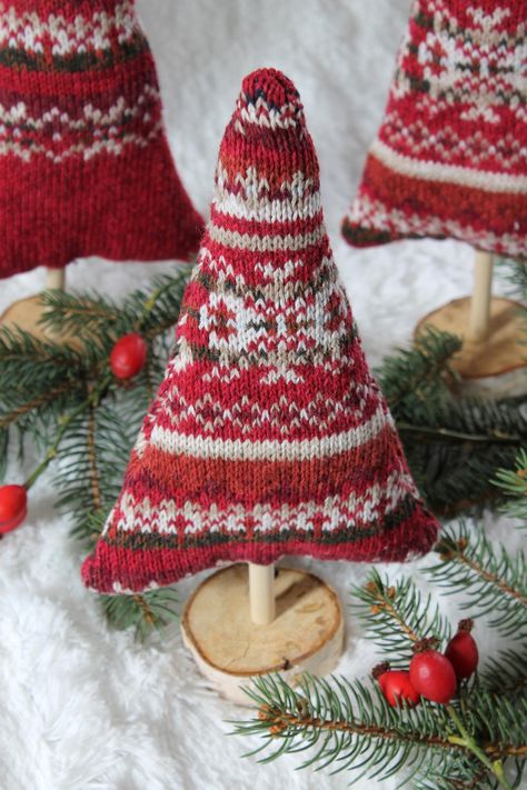 Christmas Sweater Trees Tutorial | Recycle an old sweater into some trendy Christmas decor with this beginner sewing project! Sewing Christmas Projects, Sweater Trees, Old Sweater Crafts, Upcycle Sweaters, Sweater Tree, Renegade Seamstress, Upcycled Thrift, Repurposed Sweaters, Sweater Projects