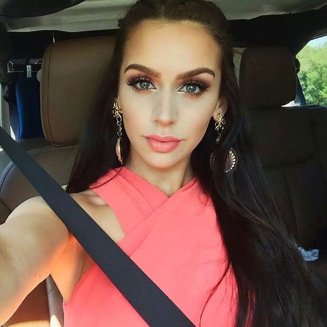 Carli bybel makeup Coral Dress Makeup, Coral Dress Outfit, Carli Bybel Makeup, Coral Makeup, Carli Bybel, Kajal Eyeliner, Beauty Youtubers, Barbie Makeup, Formal Makeup