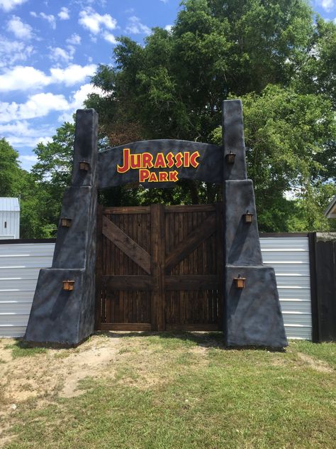 Homemade jurassic park gate made by Joshua Perez Diy Jurassic Park, Fête Jurassic Park, Jurassic Park Halloween, Jurassic Park Gate, Jurassic World Party, Jurassic Park Birthday Party, Park Birthday Party, Dinosaur Birthday Theme, Jurassic Park Party