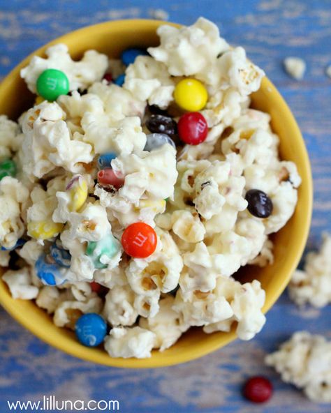 Delicious White Chocolate M&M Popcorn White Chocolate Popcorn, Popcorn Treats, Popcorn Snacks, Chocolate Popcorn, Popcorn Recipes, Snack Treat, Chex Mix, Yummy Sweets, Snack Mix