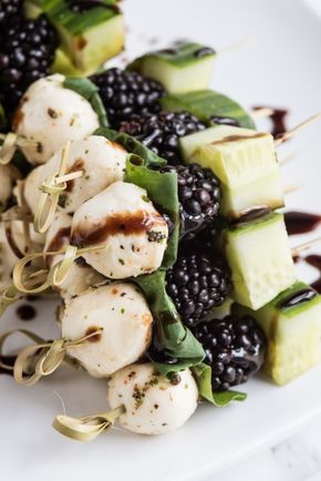 Blackberry Cucumber Caprese Skewers | Party appetizers, entertaining tips, party ideas, recipes, party cocktails and more from @cydconverse Grilled Ideas, Desserts Cinnamon, Crockpot Snacks, Party Food Easy Appetizers, Valentines Recipes, Dinner Crockpot, Trending Food, Antipasto Skewers, Lunch Sides