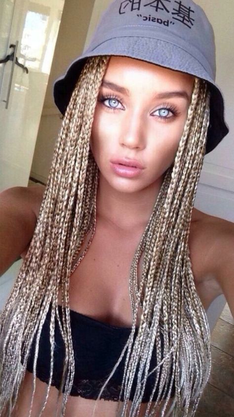 She looks kind of trampy, but I like how she has highlights in her box braids. Another white girl who looks good with them. White Girl Braids, Blonde Dreadlocks, Blonde Box Braids, Blonde Braids, Long Box Braids, Micro Braids, Box Braids Styling, Girls Braids, Cornrow