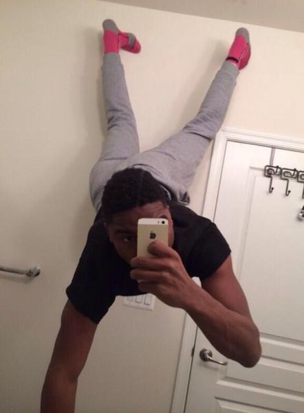 Some call it the #And1SelfieLeague. Some call it the #SelfieOlympics. Everybody calls it hilarious. Extreme Selfies, Funny Selfie, Selfie Fail, Funny Selfies, Iphone Wallpaper For Guys, Best Selfies, Solo Photo, Selfie Ideas, Crazy People