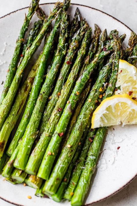 Simple, delicious, and healthy Air Fryer Asparagus is the perfect side dish! It's easy to make and turns out crispy every single time! Cook Asparagus, Asparagus Recipes Oven, Asparagus Recipes Roasted, Oven Roasted Asparagus, Asparagus Seasoning, Asparagus Fries, How To Cook Asparagus, Fresh Asparagus, Roasted Asparagus