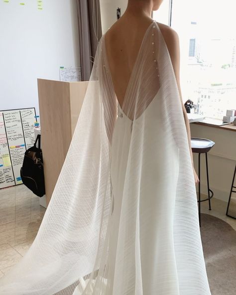 NEWHITE on Instagram: “Ending the week with this beauty 💫  MPP dress with T. cape  #modernbridal #bridalinspiration #bridaldress #bridalfashion…” Pleated Veil, Veil Pearl, 1920s Wedding Dress, Pleated Organza, Two Piece Wedding Dress, Pleated Tulle, Cape Wedding Dress, Cape Gown, Detachable Train