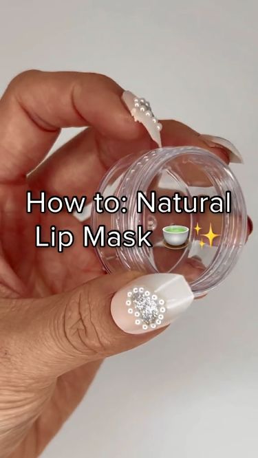 How to make a lip mask at home Remedies For Chapped Lips, Diy Lip Mask, Lip Gloss Recipe, Gloss Diy, Mask At Home, Lip Scrub Recipe, Lip Scrub Homemade, Lip Scrub Diy, Lip Balm Recipes