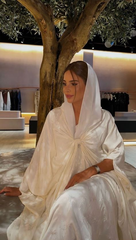 White Abaya Outfit, Abaya Photoshoot, Abaya White, Dubai Hijab, Arab Princess, Abaya Aesthetic, Abayas Collection, Christian Veils, Khaleeji Abaya