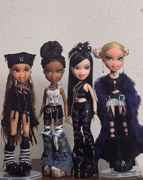 Bratz Doll Black Outfit, Gothic Bratz Aesthetic, Bratz Forever Diamonds Outfits, Brats Hairstyle, Bratz Dolls Hairstyles, Barbie And Bratz Halloween Costume, Bratz Hairstyles Dolls, Bratz Dolls Outfits Ideas, Bratz Rave Outfit