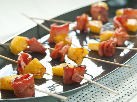 Pineapple Appetizers, Ham And Pineapple, Ham Pineapple, Hawaiian Party Ideas, Shower Snacks, Spiral Sliced Ham, Baby Shower Snacks, Citrus Baby, Luau Party Ideas