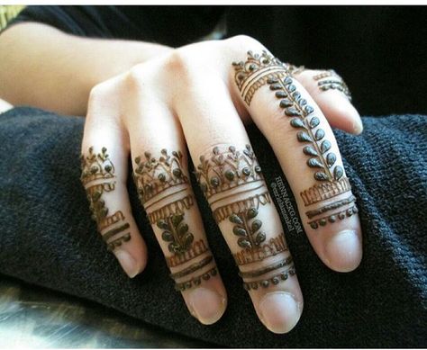 Henna Finger Design, Mehandi For Fingers, Finger Mehndi Design, Henna Ink, Finger Mehndi, Mehndi Ideas, Henna Powder, Henna Inspiration, Finger Henna Designs