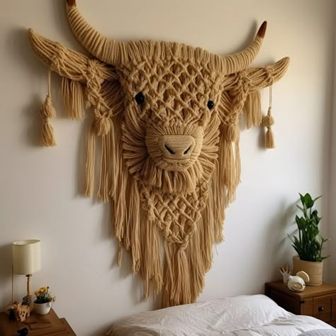 Macrame Cow Tutorial, Deer Skull Macrame, Macrame Highland Cow, Diy Yarn Decor, Macrame Animals, Owl Tutorial, I Love Cows, Macrame Owl, Macrame Knots Pattern