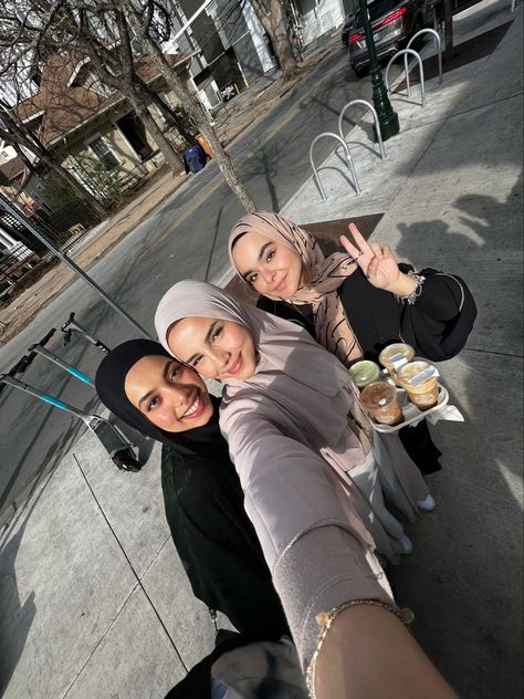 3 Hijabi Best Friends, Muslim Friends Aesthetic, Hijabi Besties, Islamic Friends, Girls Apartment, Muslim Friends, Best Friend Pics, Airport Aesthetic, Hijabi Fits