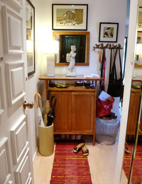 Fabulous entryway. Love the white + warm wood + art + the mirror as soon as you walk in Small Entryway Floor Mirror, Shoes Door Entrance, Entryway Table And Shoe Storage, Shoe Cabinet Small Entryway, Studio Entryway Ideas, Small Space Entryway Ideas, Cute Entryway Ideas, Small Apartment Entrance, Small Entryway Shoe Storage Ideas