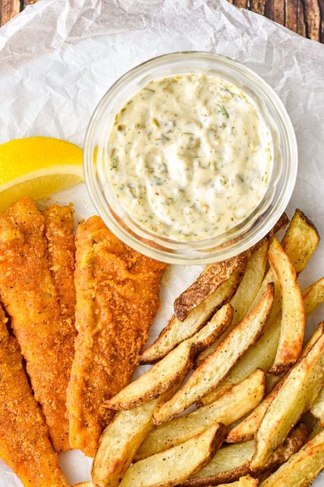 Easily add some extra zing to your fish and chips and other seafood dishes with this low FODMAP Homemade Tartar Sauce! So simple to make and containing only five ingredients, after making this, you'll wonder why you ever used the store-bought stuff. Low FODMAP, dairy-free, Paleo and Whole30 compliant. #goodnomshoney #lowfodmap #tartarsauce #dairyfree #paleo #whole30 #homemade #condiments #sauces #seafood Paleo Tartar Sauce, Fodmap Condiments, Fodmap Sauces, Dairy Free Mayo, Homemade Tartar Sauce, Condiment Recipes, Fish Sandwich, Tartar Sauce, Low Fodmap