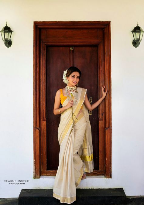 South Indian Look Simple In Saree, Madhuram Veppu Dress Kerala, Onam Saree Photoshoot Poses, Onam Saree Photoshoot Ideas, Onam Saree Outfits Ideas, South Indian White Saree Look, White Saree Styling, Kasavu Saree Blouse Designs, Onam Saree Look