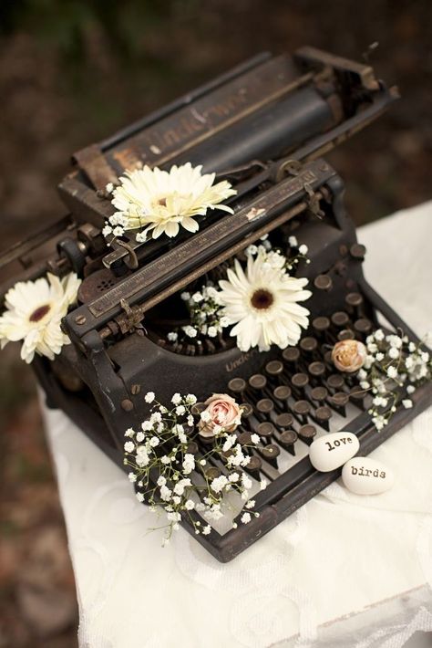 Fotografi Vintage, Vintage Wedding Decorations, Vintage Typewriters, Vintage Rentals, Brown Aesthetic, Aesthetic Vintage, Typewriter, Book Aesthetic, Aesthetic Photography