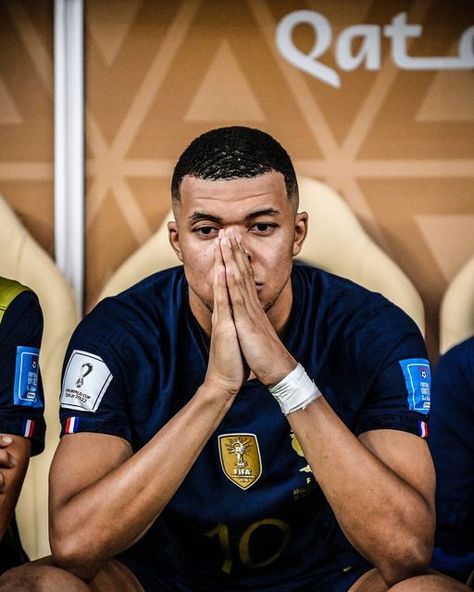 GOAL on Instagram: "Imagine scoring a hat-trick in the World Cup final and losing 💔" French Football Players, Female Soccer Players, Association Football, Kylian Mbappe, World Cup Final, Football Pictures, World Cup 2022, Sport Soccer, Paris Saint