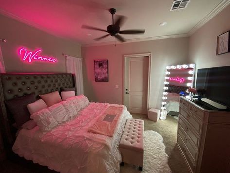 Girl Apartment Decor, Room Organization Bedroom, Apartment Decorating Living, Luxury Room Bedroom, Pink Bedroom Decor, Pink Room Decor, Classy Bedroom, Dream Apartment Decor, Apartment Living Room Design